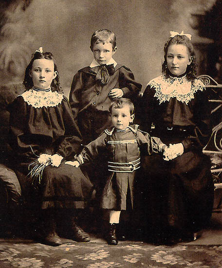 nell, lucy, william and alex laurence 1908
